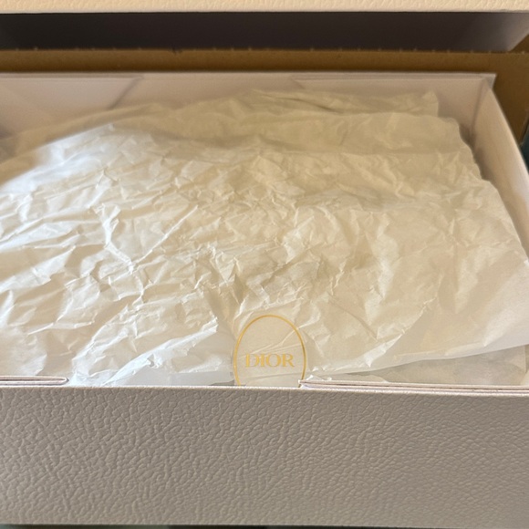 Large Dior Luxurious White and Gold Gift Box and Shipping Box - Picture 7 of 10